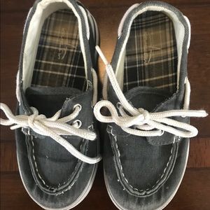 BlueFin Boys Shoes Size 10 Pre-Owned Comes with shipping discount